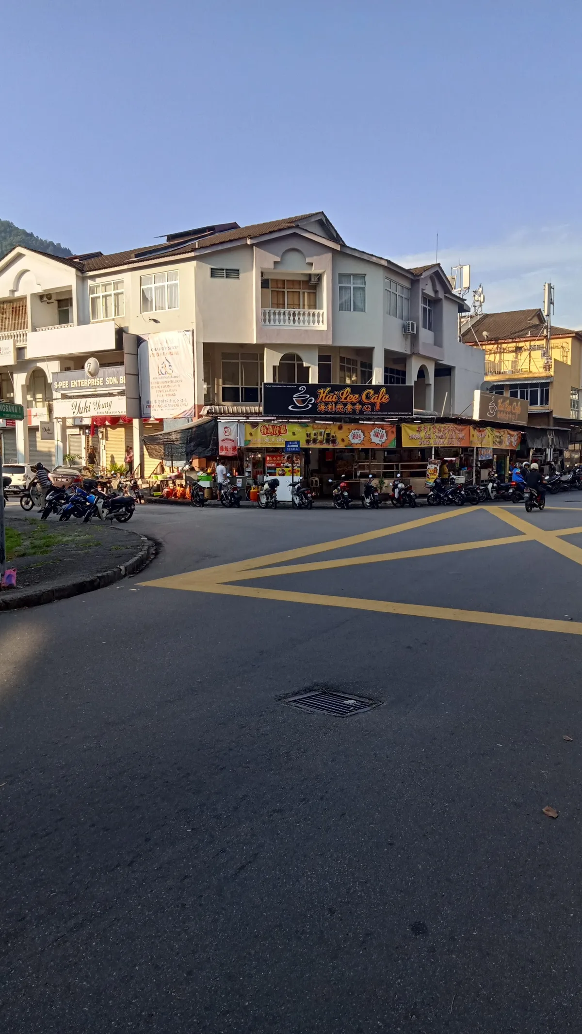 Hai Lee Cafe Koay Teow T'ng — storefront