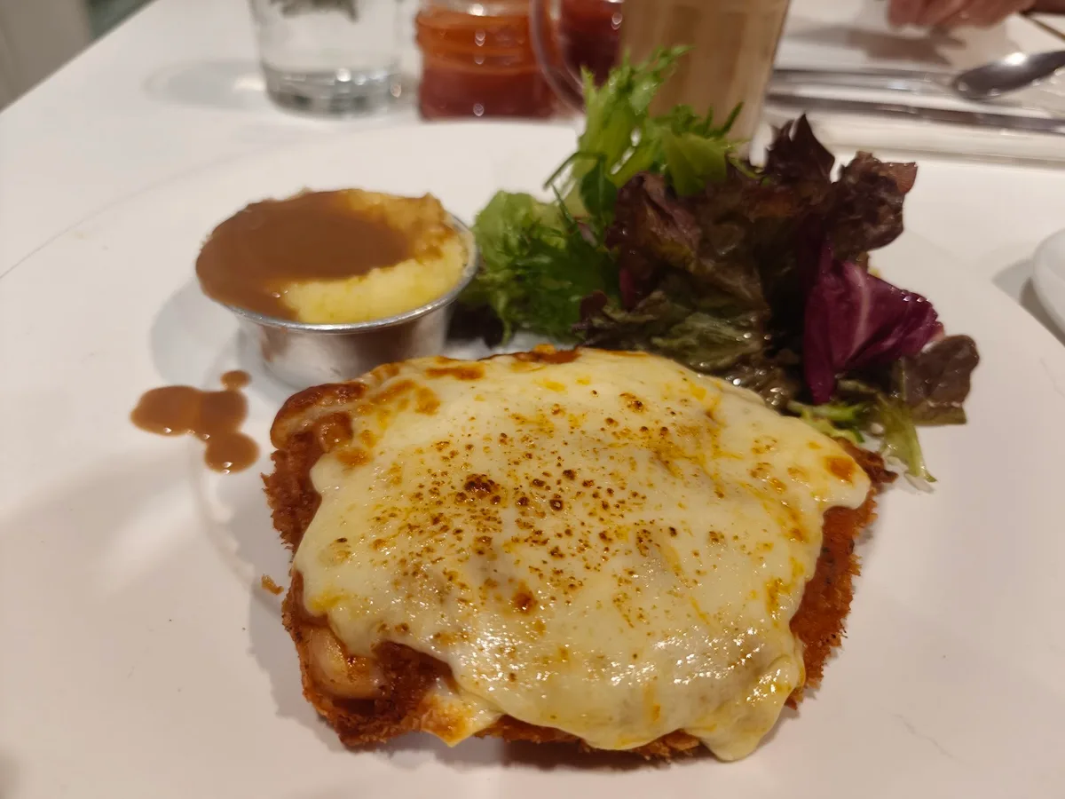 Cheese-baked chicken chop with mash