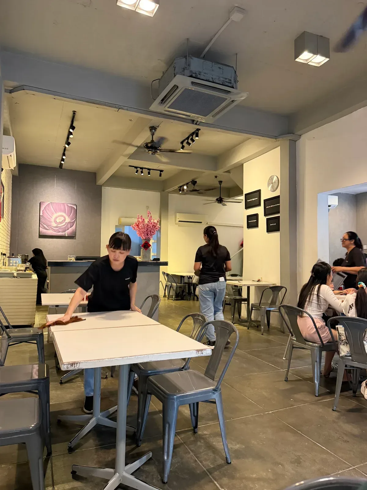Harvest In Café — interior