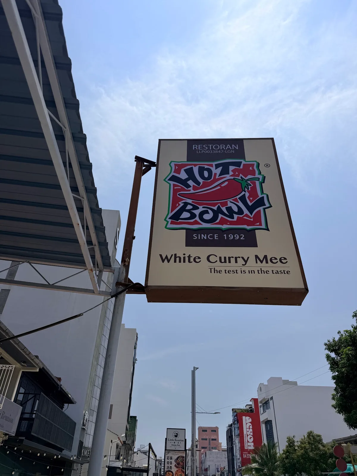 Hot Bowl White Curry Mee signboard on Jalan Rangoon