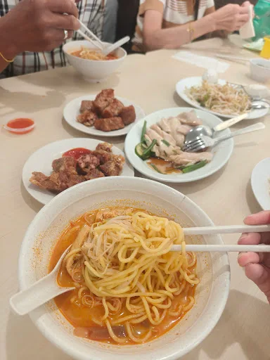 Hot Bowl White Curry Mee — signature dish