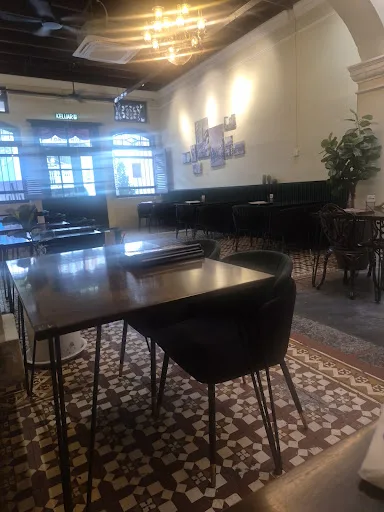 Hwa Ting Restaurant — interior