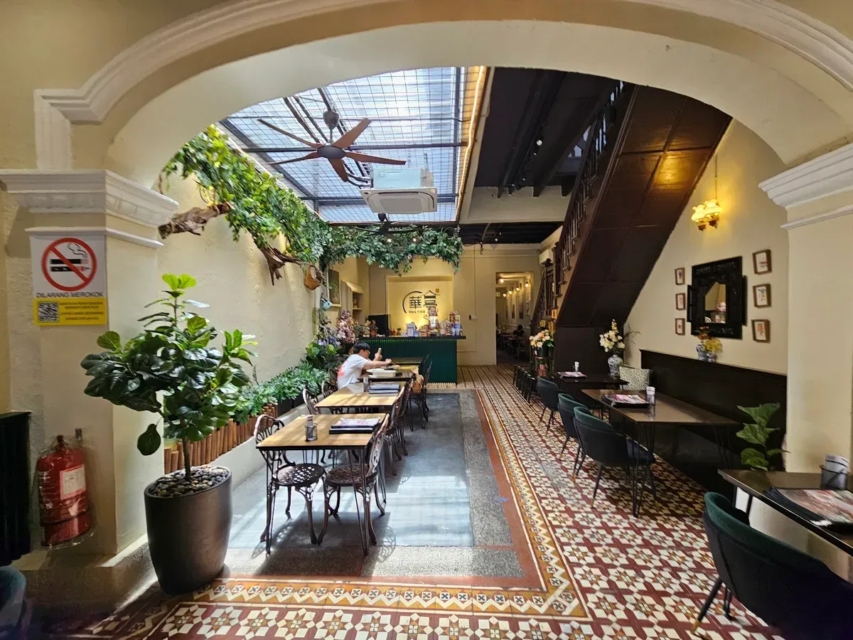 Hwa Ting Restaurant — interior