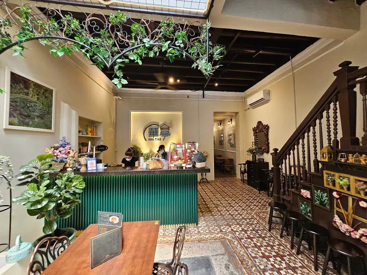 Hwa Ting Restaurant — interior