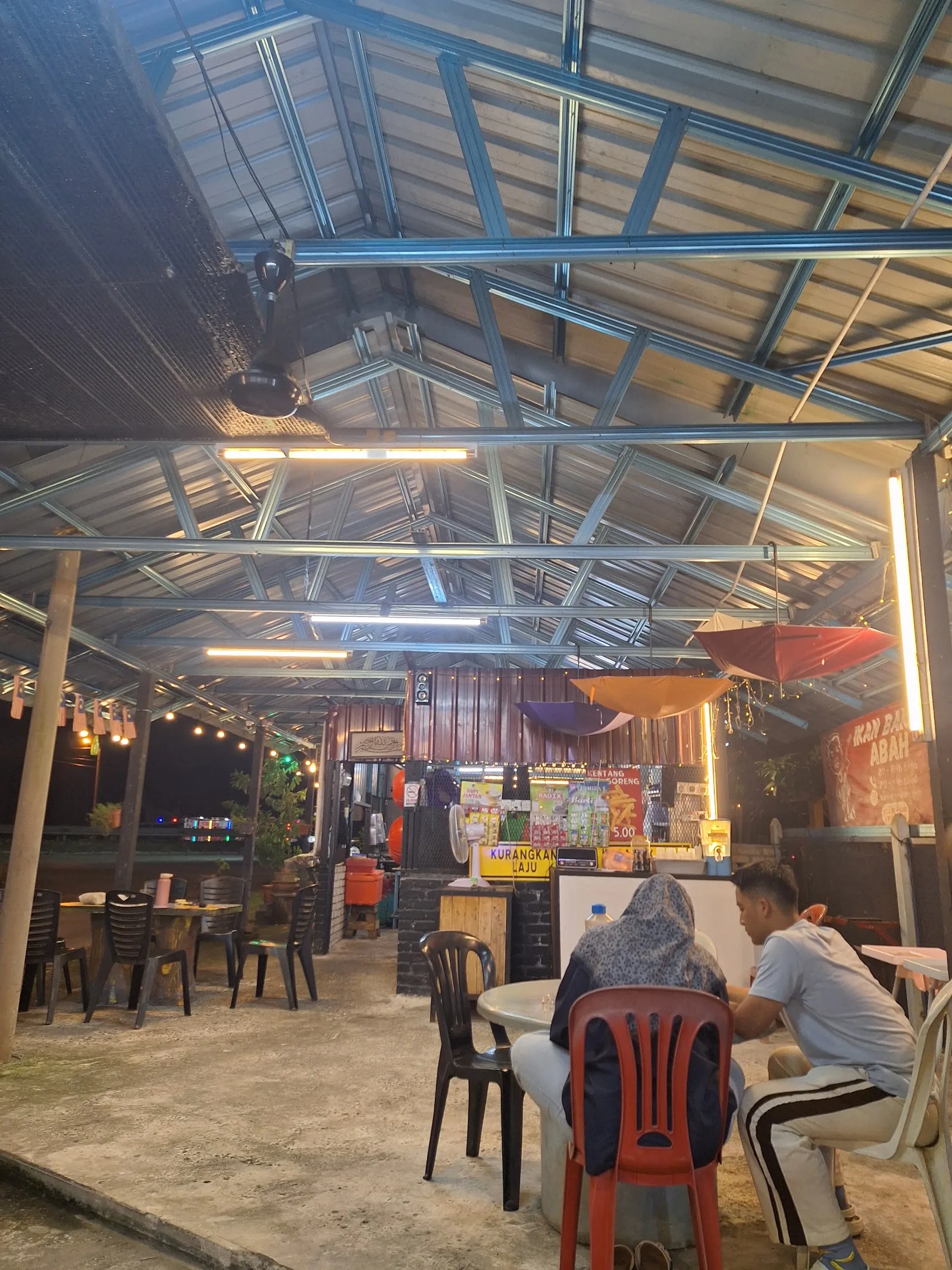Ikan Bakar Abah — interior