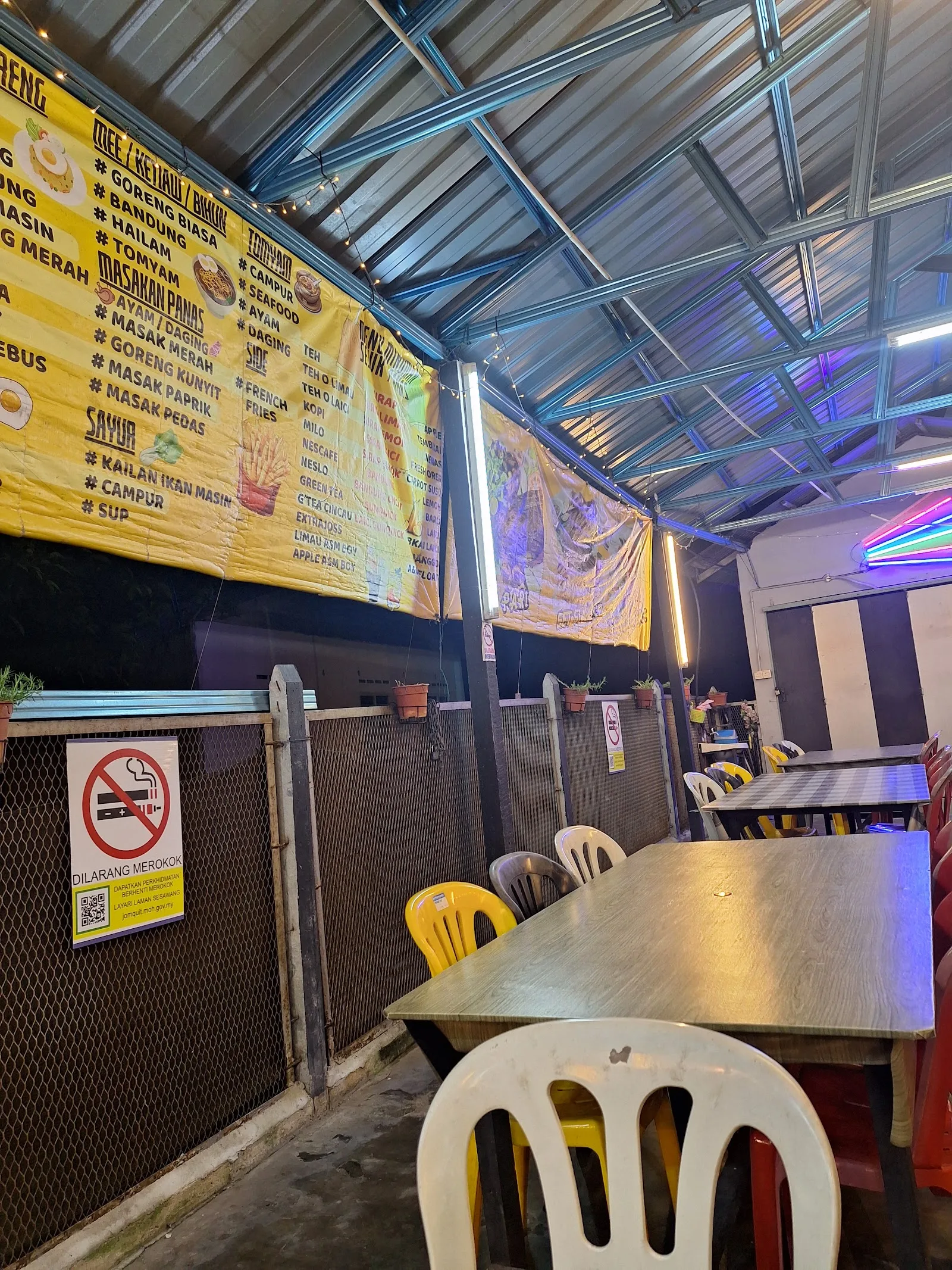 Ikan Bakar Abah — interior
