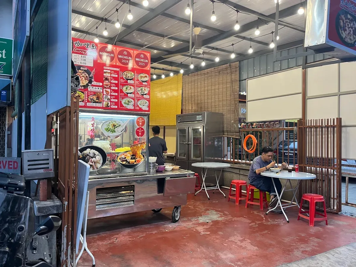 Jalan Burma Duck Blood Curry Mee — interior