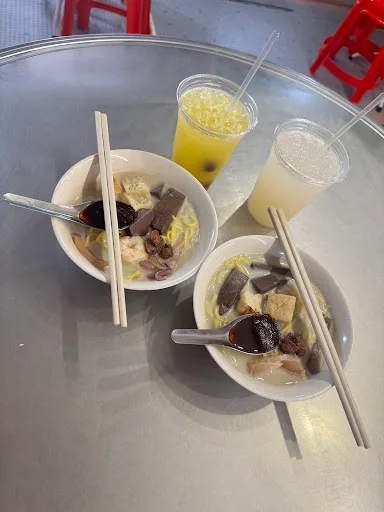 Jalan Burma Duck Blood Curry Mee — signature dish