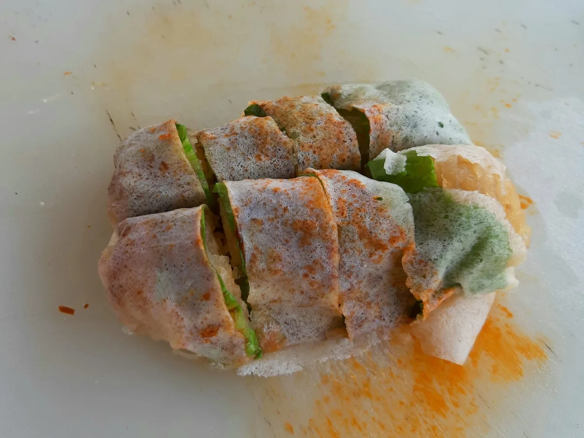 Cut popiah rolls