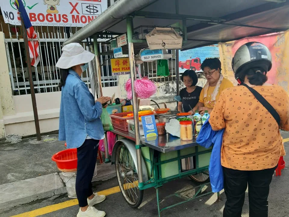 Roadside popiah tricycle stall beside Jelutong market