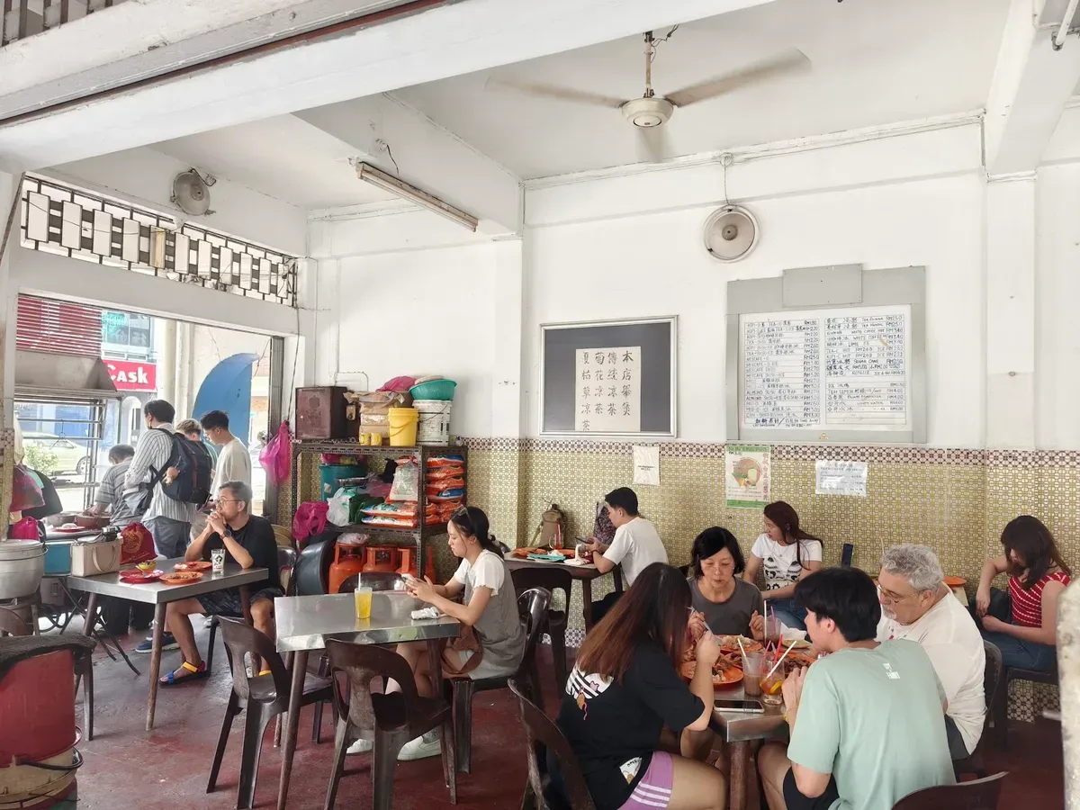 Jit Seng Hong Kong Roasted Duck Rice — interior