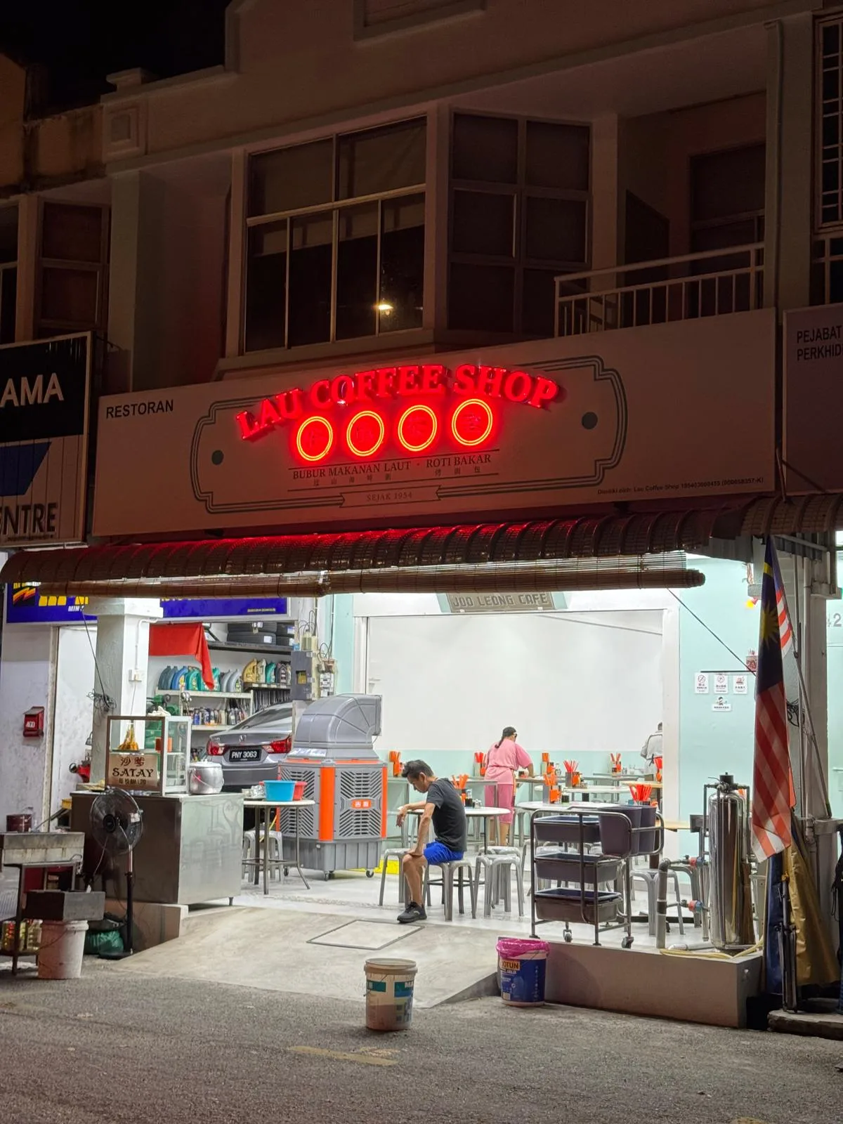 Joo Leong Cafe storefront (English signage "Lau Coffee Shop" / 裕隆茶室)