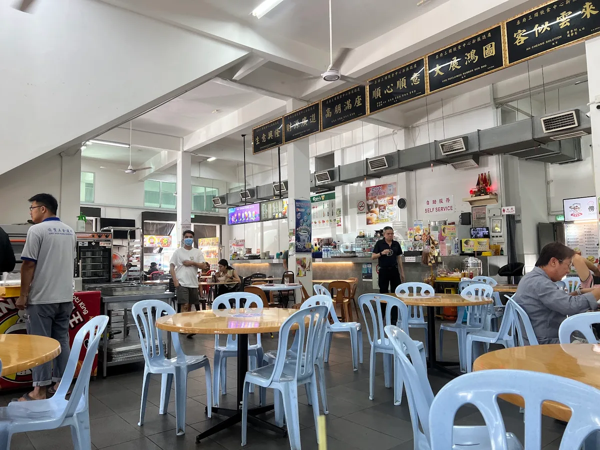 Juru Tiga Kopitiam Curry Mee — interior