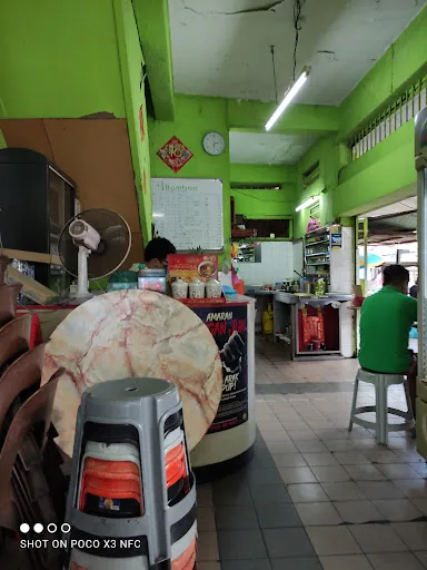 Kafe Bamboo Curry Mee — interior