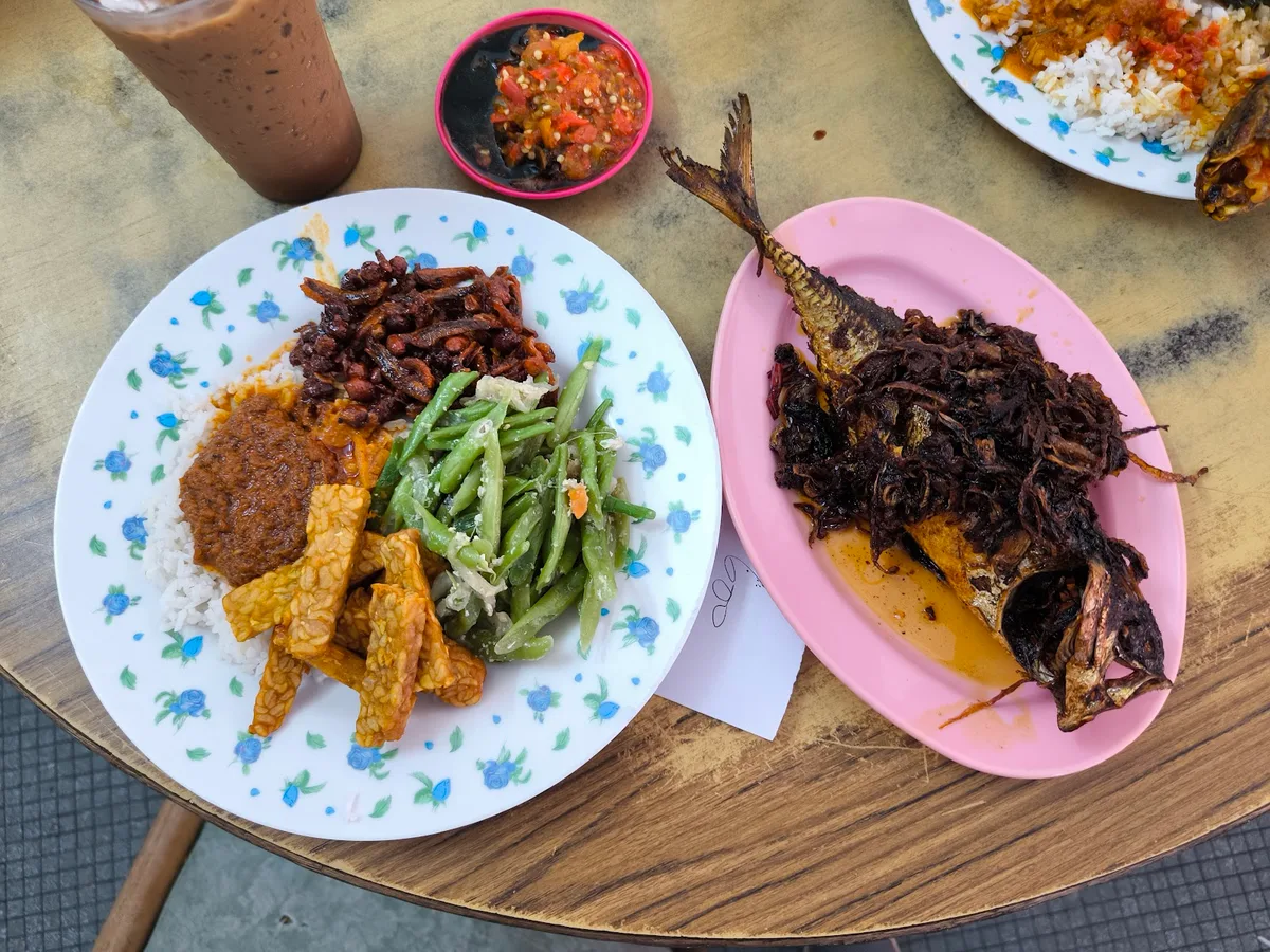 Fried fish with sambal tempe and long beans