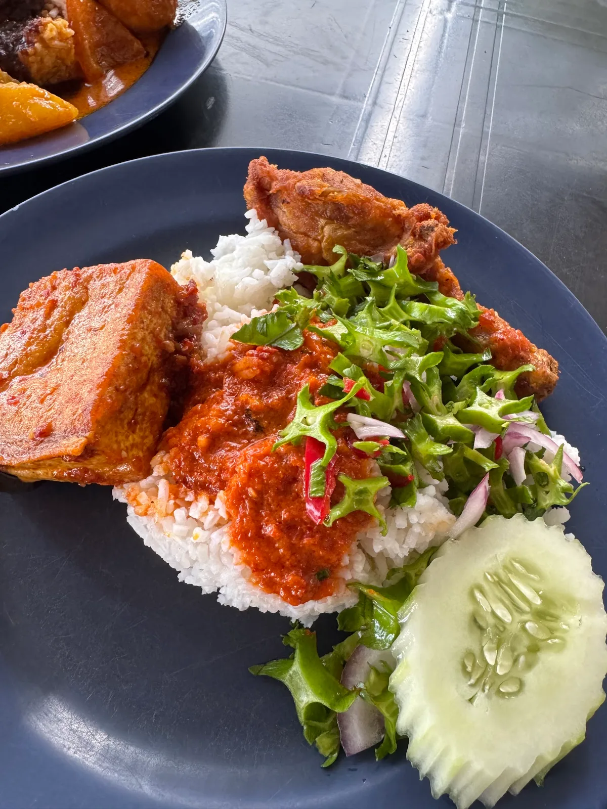 Rice with fried chicken, curry and cucumber