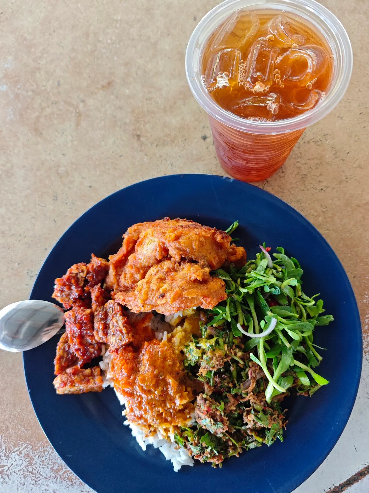 Rice with fried chicken and greens