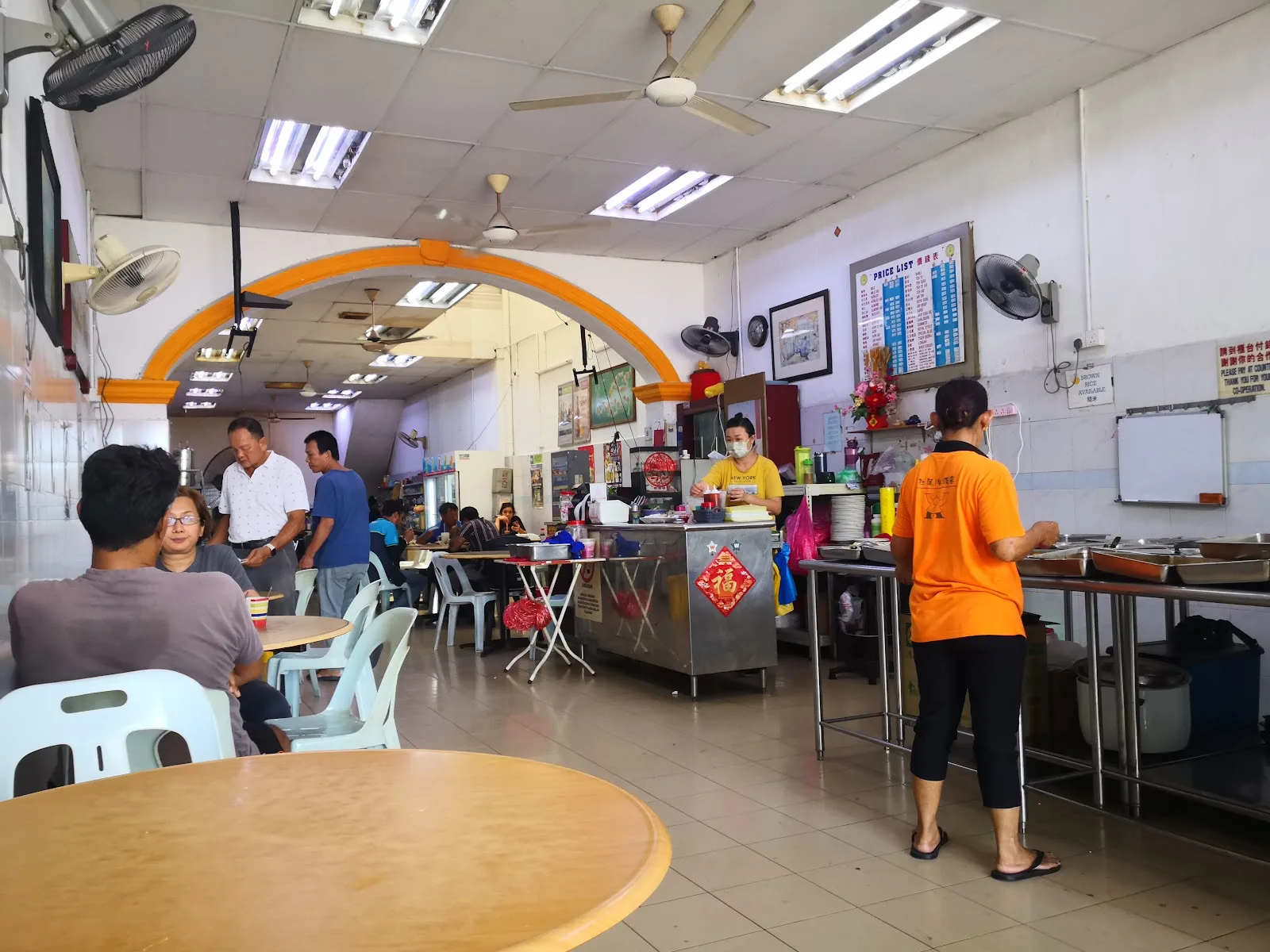 Kedai Makan Satu Ratus Empat Puluh Dua 社尾142 饭店 — interior