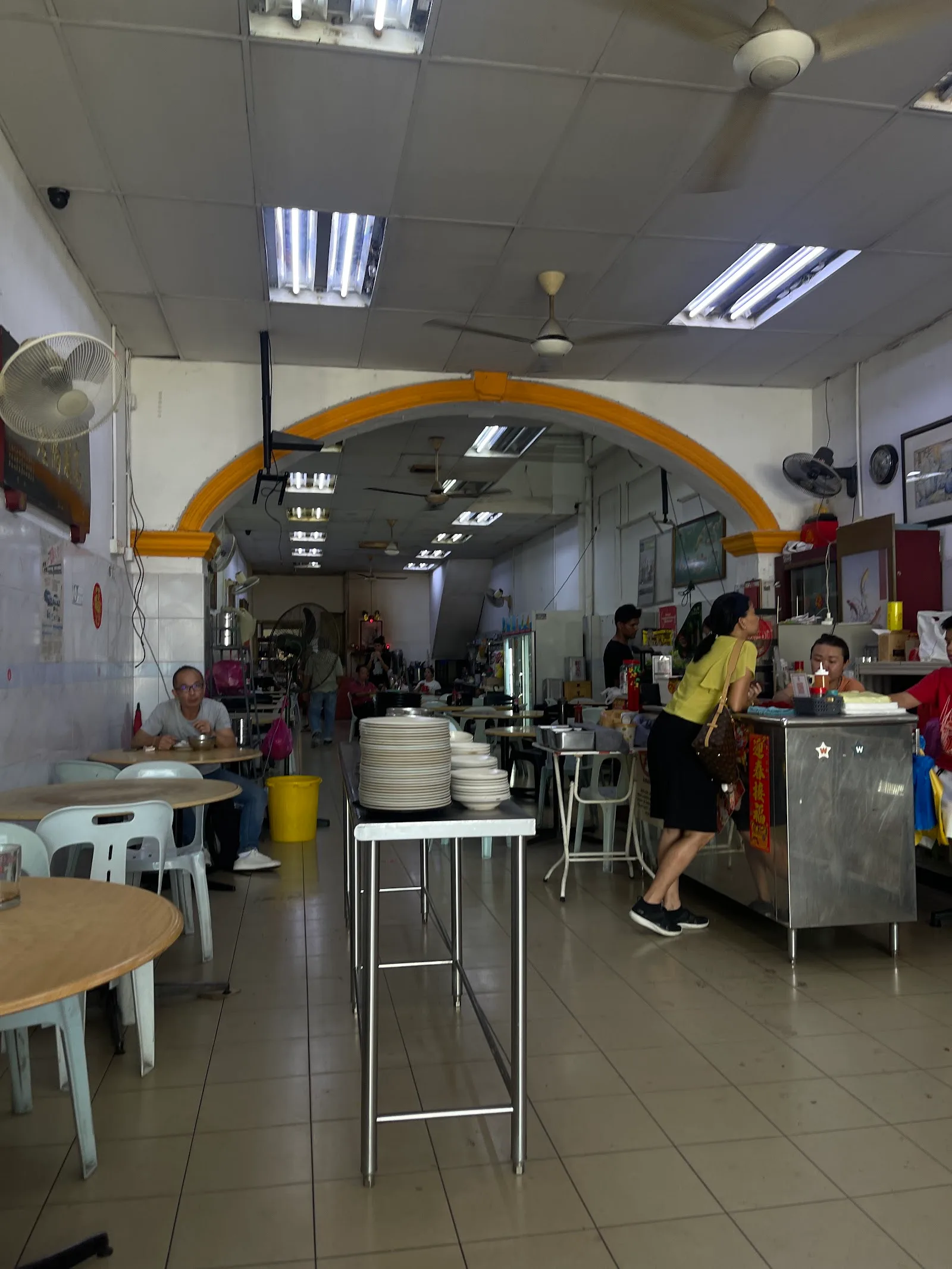 Kedai Makan Satu Ratus Empat Puluh Dua 社尾142 饭店 — interior