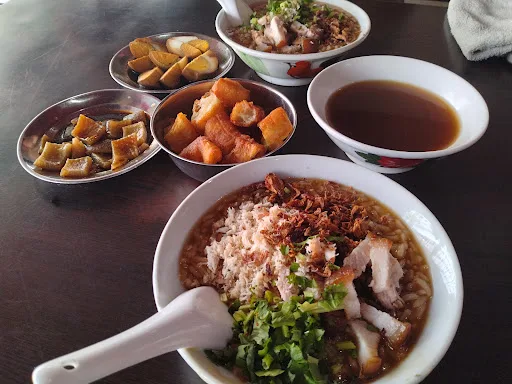 Kedai Makanan Liang Seng (蠔干粥) — signature dish
