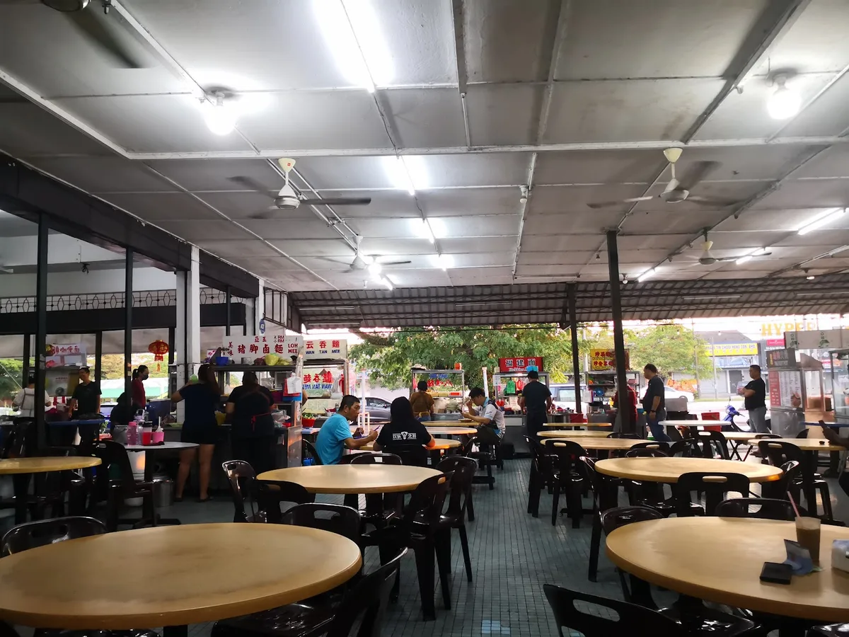 Kedai Minuman &amp; Makanan Bukit Emas — interior