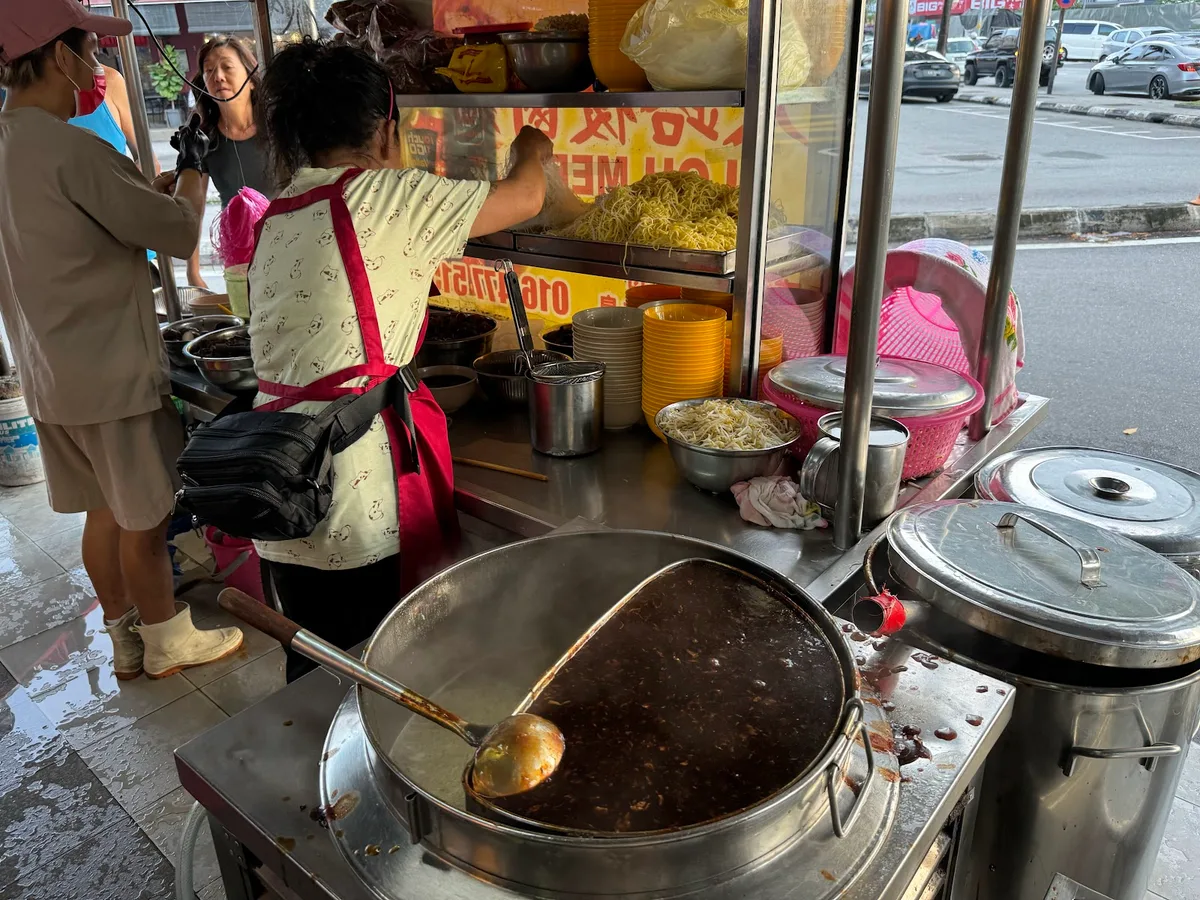 Loh mee stall, gravy pot