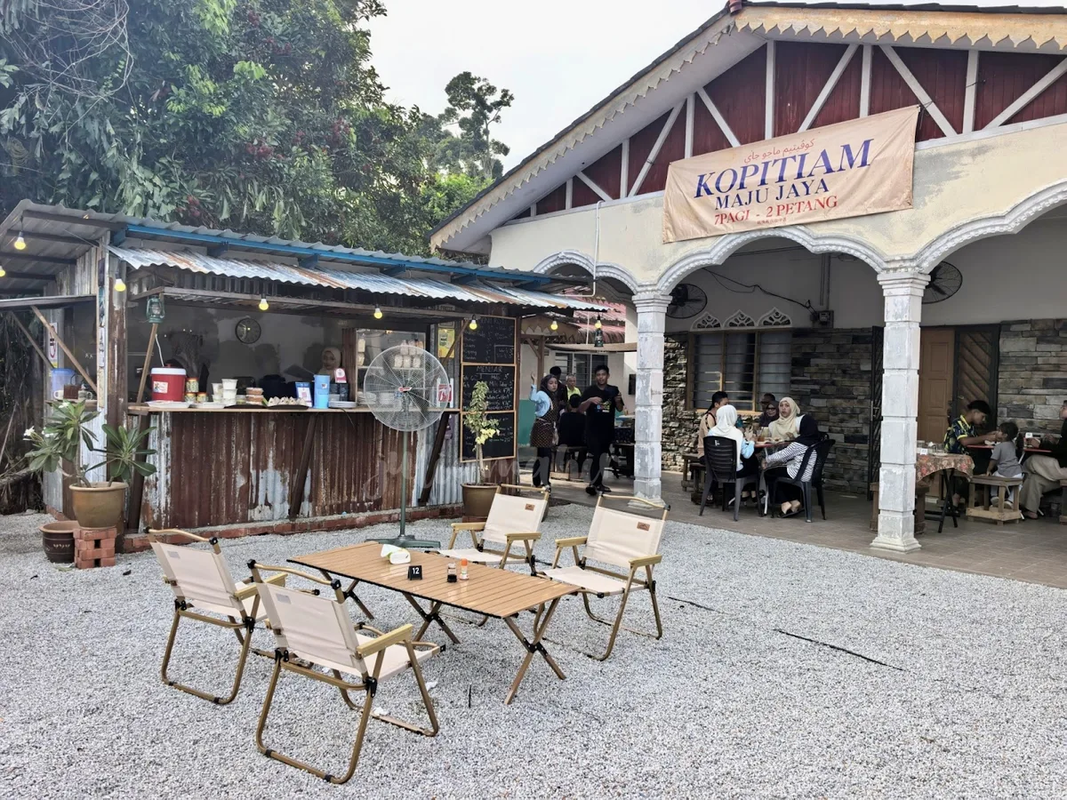 Kopitiam Maju Jaya shopfront and outdoor seating