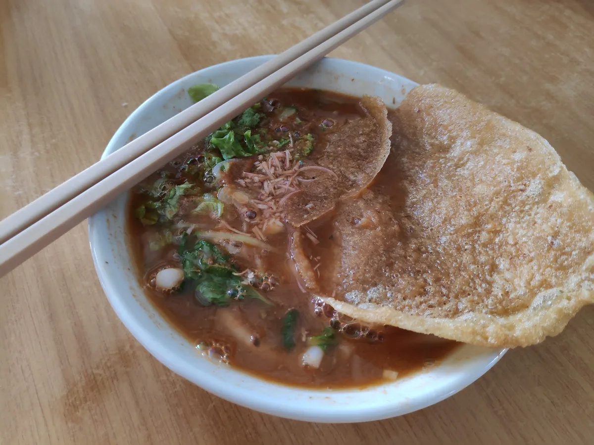 Asam laksa with crackers