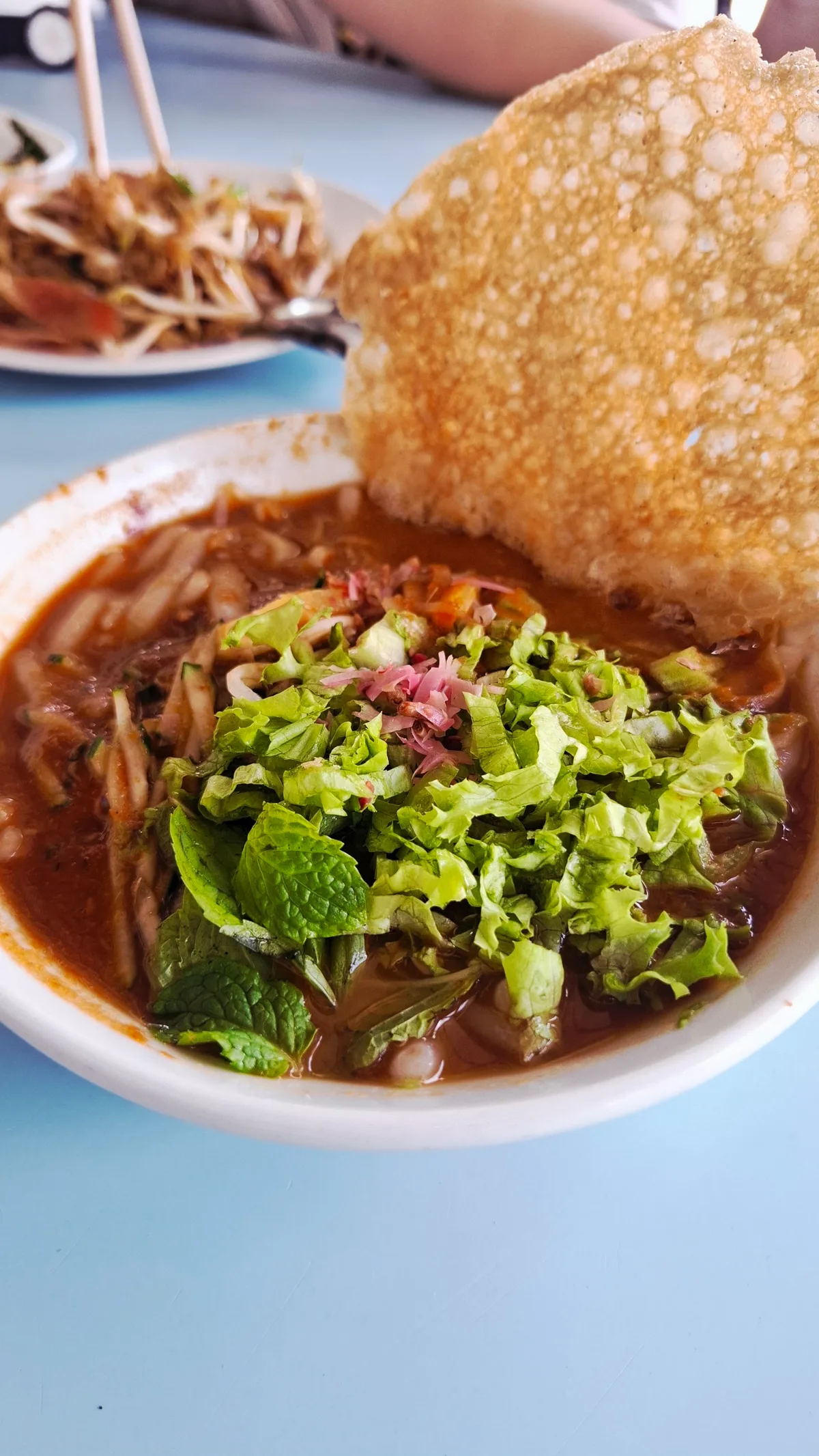 Asam laksa with prawn cracker