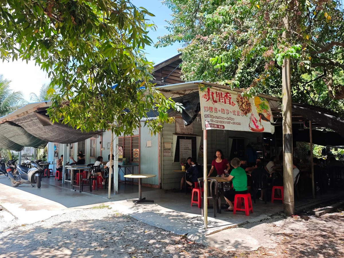 The open-air shop under the trees