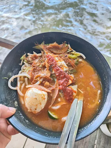 Laksa Tempurung Ombak Damai — dish