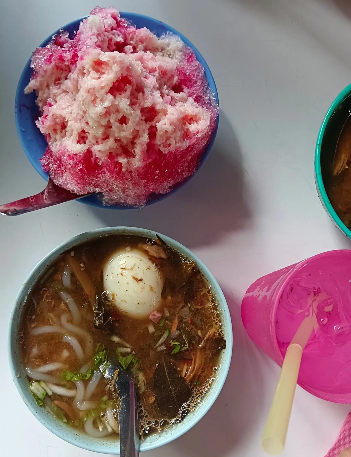 Ais kacang beside a bowl of laksa