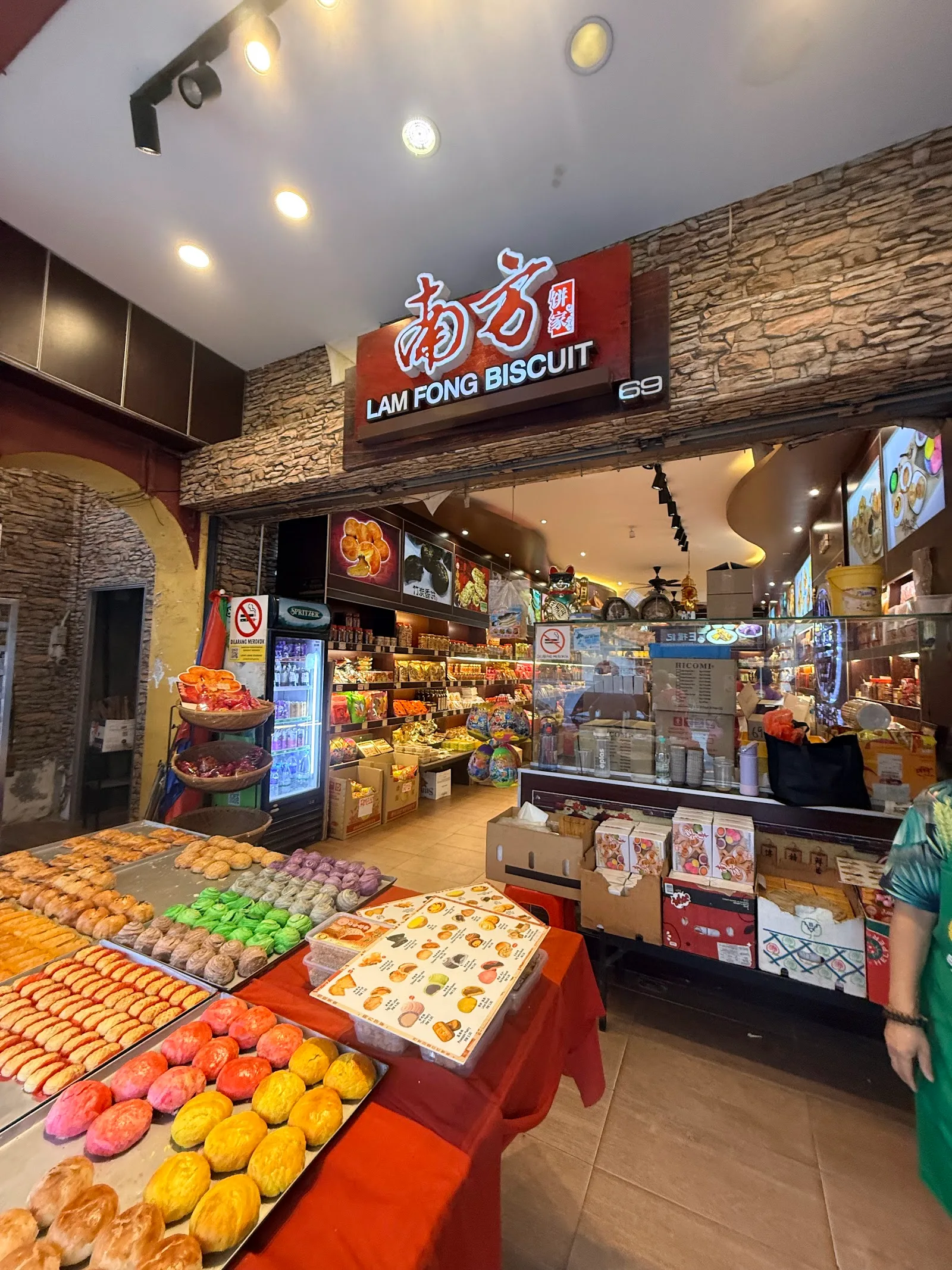 Lam Fong — exterior