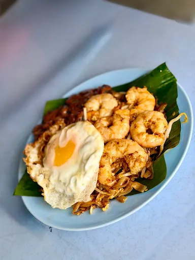 Lao Jia Char Keow Teow Has Lots of Prawns and Cockles — dish