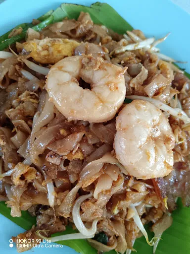 Lao Jia Char Keow Teow Has Lots of Prawns and Cockles — dish