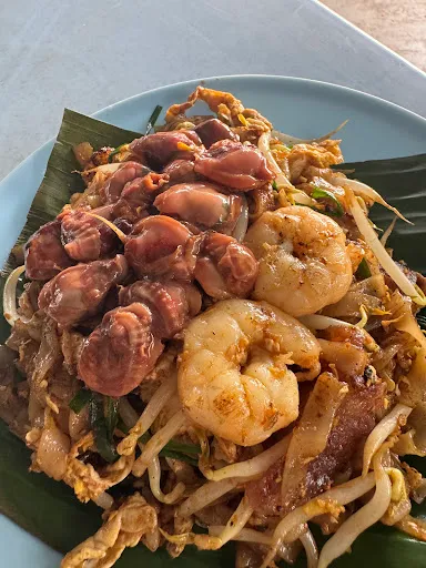 Lao Jia Char Keow Teow Has Lots of Prawns and Cockles — dish