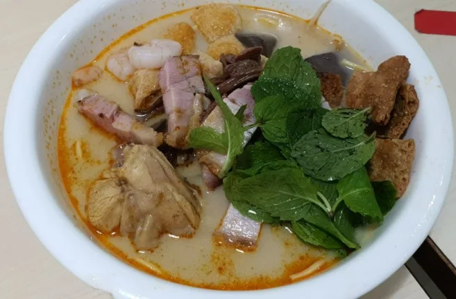 Lao Mu Zi white curry noodles with prawns, char siew and tofu puffs