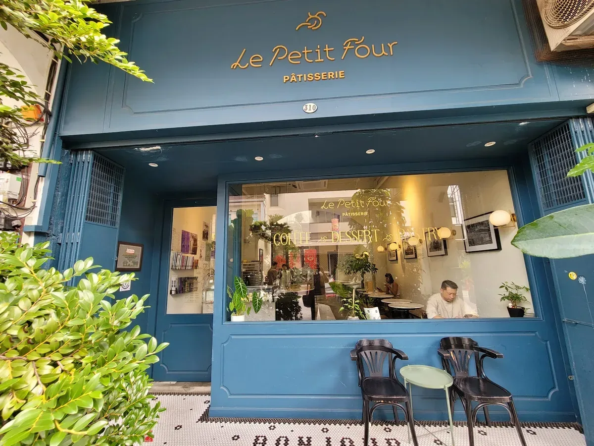 Le Petit Four Pâtisserie — storefront