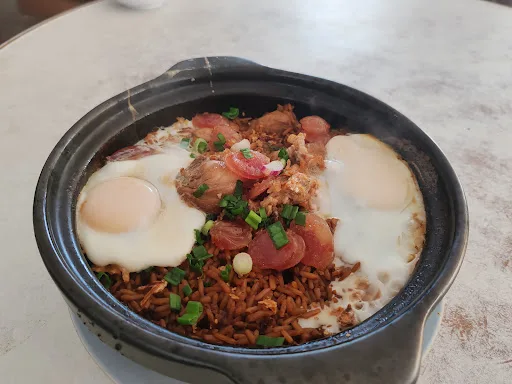 Lekker claypot house — signature dish