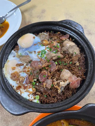Lekker claypot house — signature dish