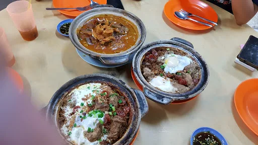 Lekker claypot house — signature dish