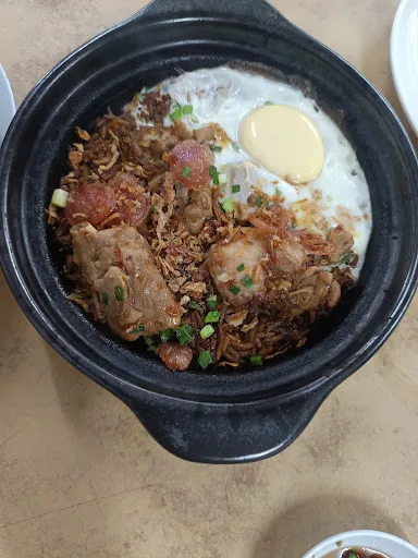 Lekker claypot house — signature dish