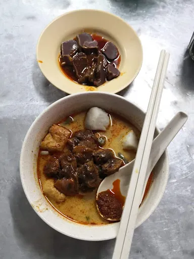 Loheng Curry Mee — dish