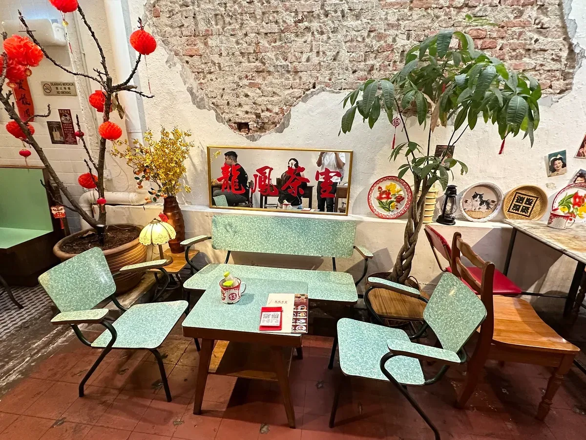 Loong Fong Cafe 龍鳳茶室 — interior