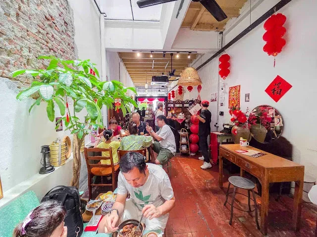 Loong Fong Cafe 龍鳳茶室 — interior