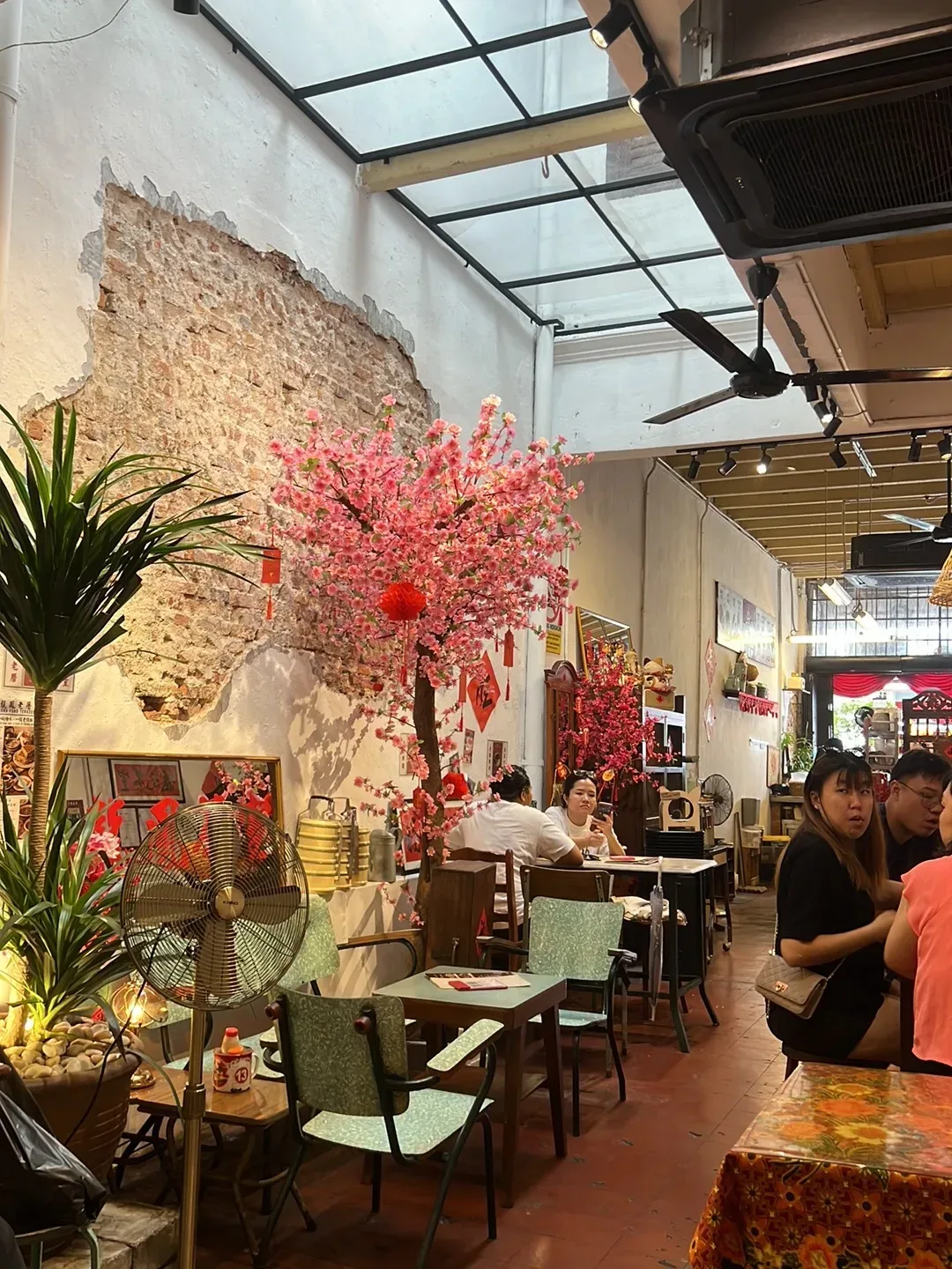 Loong Fong Cafe 龍鳳茶室 — interior