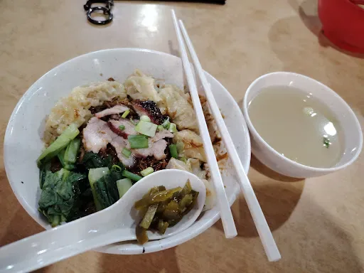 Loy Kee Wan Tan Mee @ Shark — dry wan tan mee with char siu, wantans and pickled green chilli