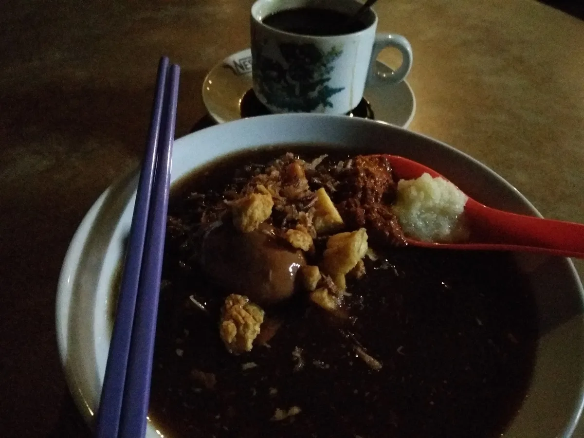 Bowl of loh mee with kopi