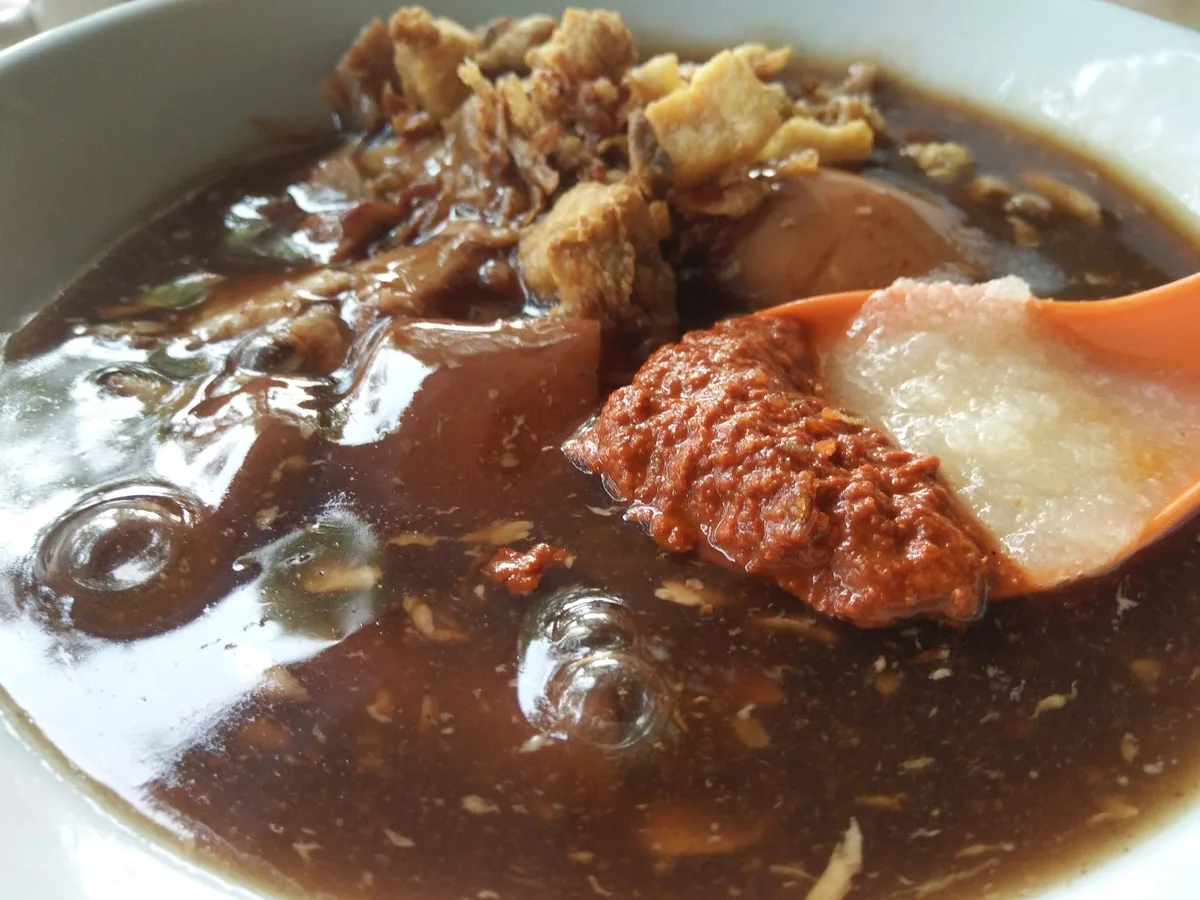 Thick loh mee gravy with chilli and garlic