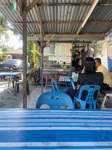 Mak Ngah Mee Dan Pasembor — interior